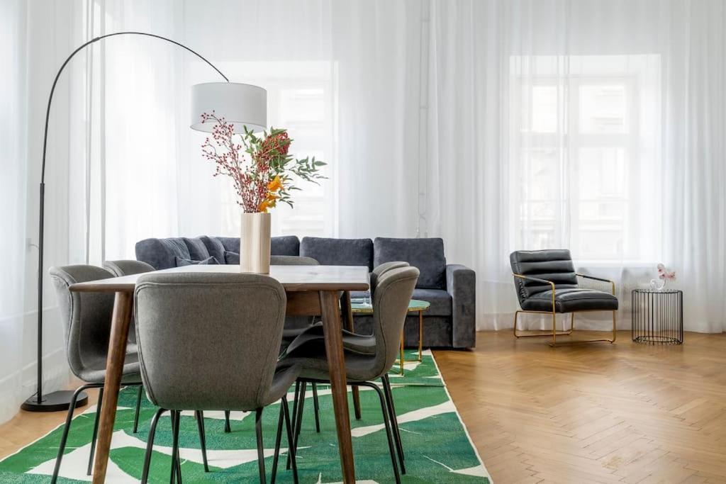 Dzīvoklis 2br 98m2 In Old Town With View And Free Parking! *
